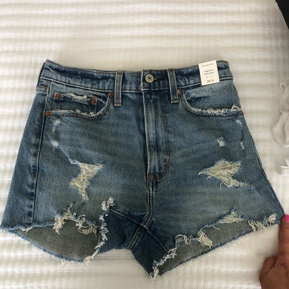 ‼️SOLD‼️ NWT - High Rise Mom Shorts - Ripped Medium Wash - Size 25 | 0 - Picture 3 of 12